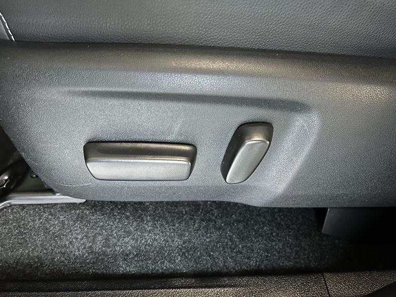 Toyota Hilux (2021) 2.8D-4D Double Cab 4x4 JBL - fotka 7 z 26