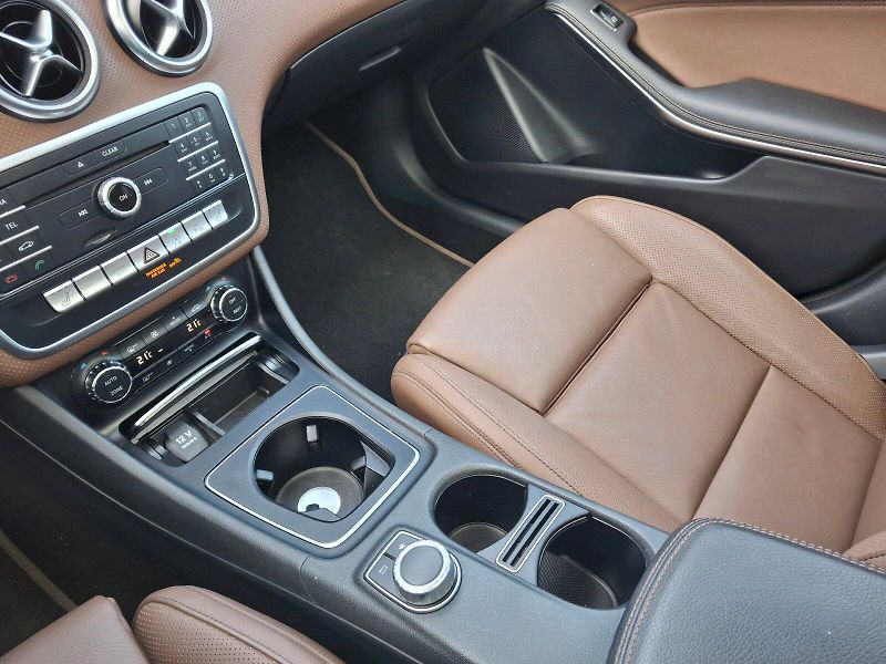 Mercedes-Benz Třídy A (2017) AMG Automat 4 Matic 2,0i 135kW - fotka 26 z 35