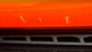 Oslík si možná oranžový McLaren spletl s mrkví...