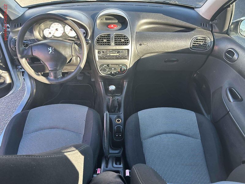 Peugeot 206 (2004) 1.1i, panorama - fotka 8 z 13