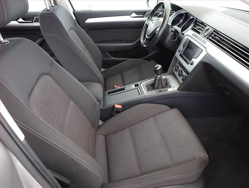 Volkswagen Passat (2015) 2.0 TDI, Navi, Tempomat - fotka 7 z 18