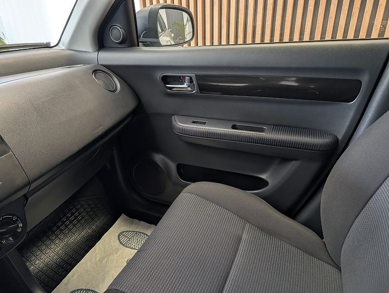 Suzuki Swift 1.3i 4x4 - fotka 17 z 24