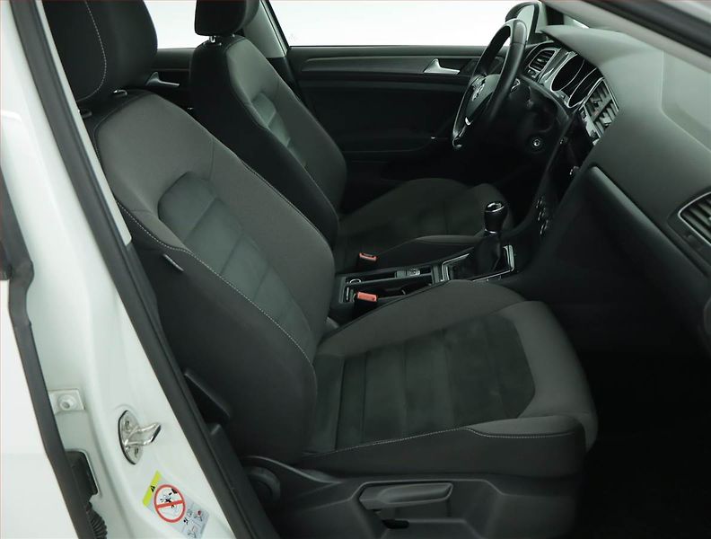 Volkswagen Golf (2019) 2.0 TDI, Navi, Tempomat - fotka 9 z 16