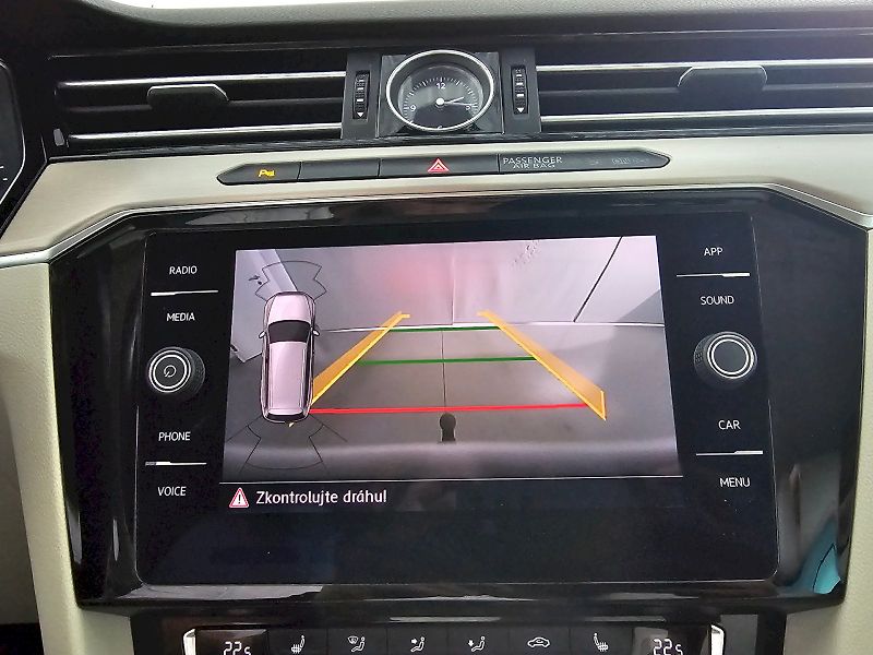 Volkswagen Passat (2018) 2.0TDI 140kW DSG R-line DSG 4x - fotka 23 z 35