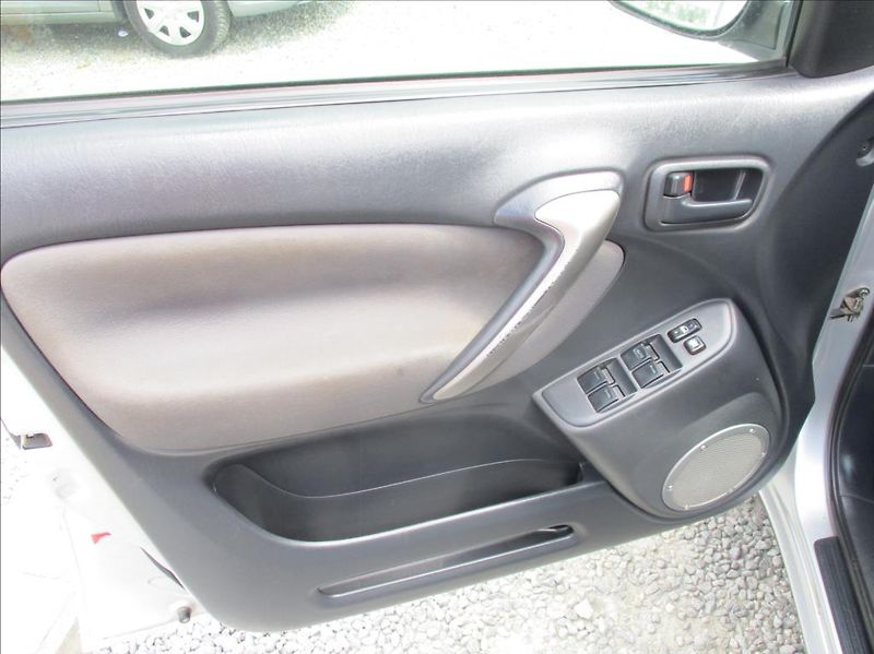 Toyota RAV4 2,0 D4D, klima,4x4,servis,tažn - fotka 20 z 34