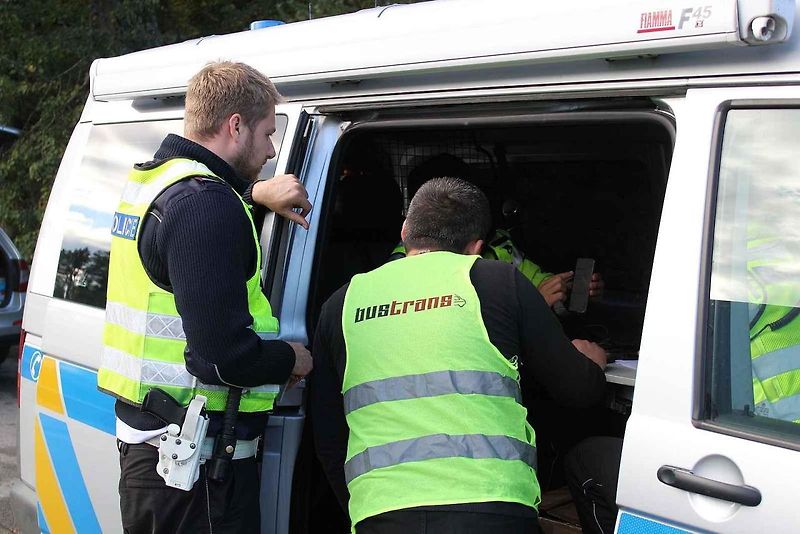 Do jihočeského měření emisí a kontrol u hotelu Sloup na silnici I/3 (bývalá E55) se zapojili policisté krajské dopravní policie, z dálničního oddělení Borek a táborští dopraváci. Vozidla se řidiči naváděli také z blízké dálnice D3.