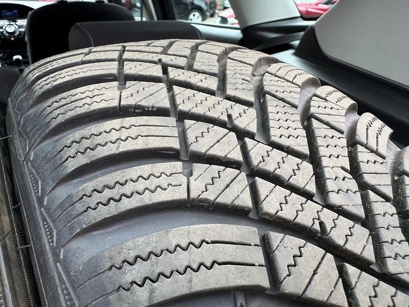Ford Focus (2011) 1.6 Ti-VCT Digi Klima Tempomat - fotka 22 z 48