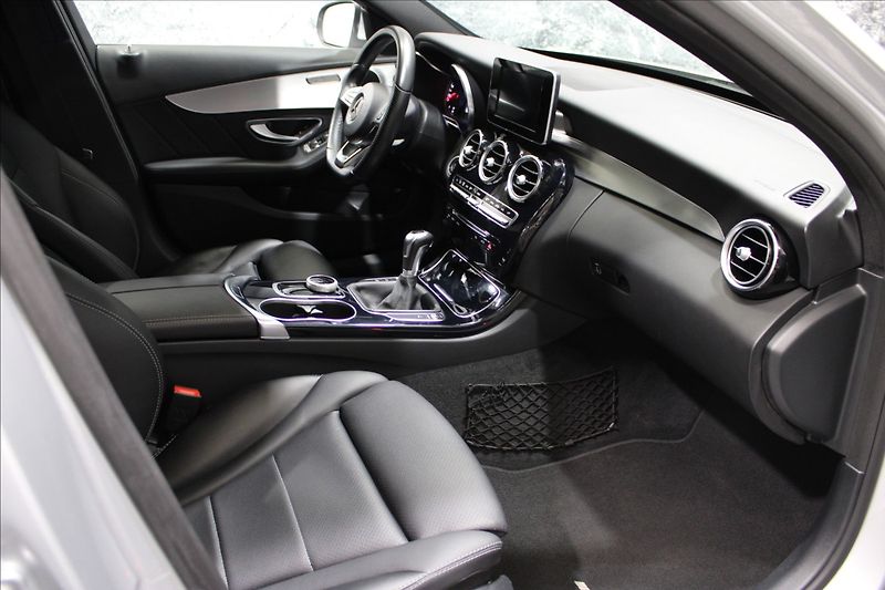Mercedes-Benz Třídy C 1,6 200d AMG line - fotka 11 z 35
