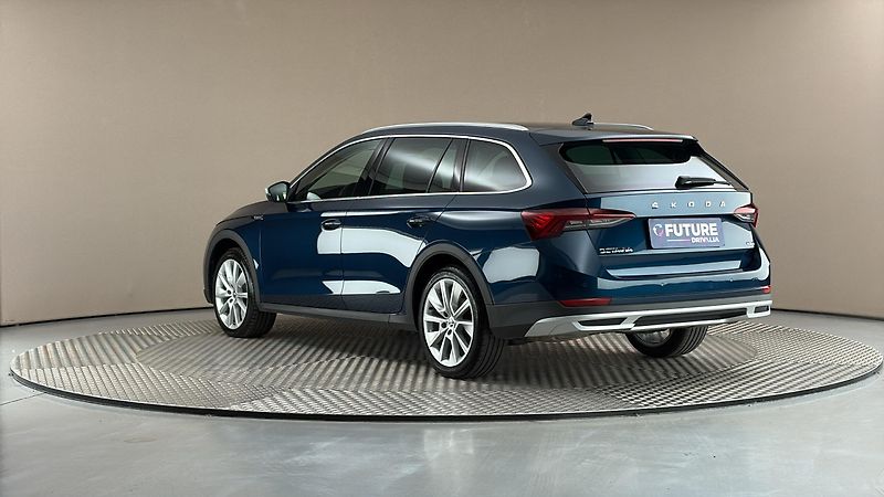 Škoda Octavia 2.0 TDI DSG 4x4 Scout Combi - fotka 2 z 28