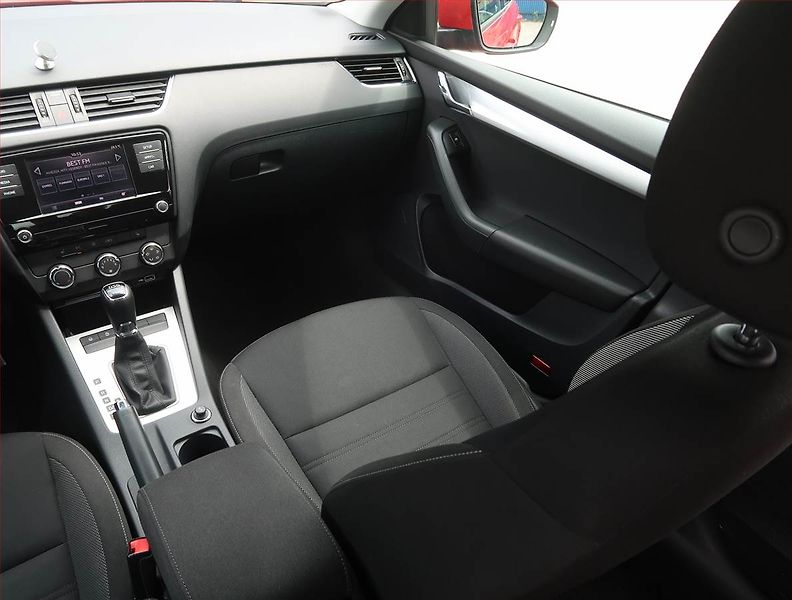 Škoda Octavia (2019) 1.6 TDI, Automat, Serv.kniha - fotka 8 z 16
