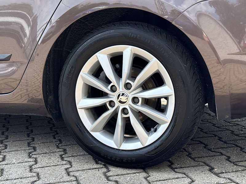 Škoda Octavia (2013) Combi 1.6 TDI Ambition - fotka 26 z 26