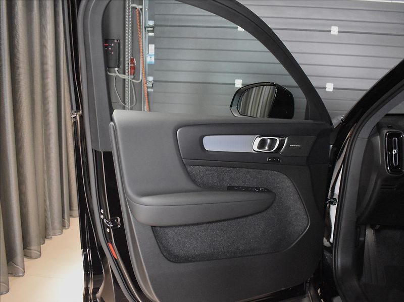 Volvo XC40 (2026) 2,0 B4  Plus Black Edition - fotka 10 z 25