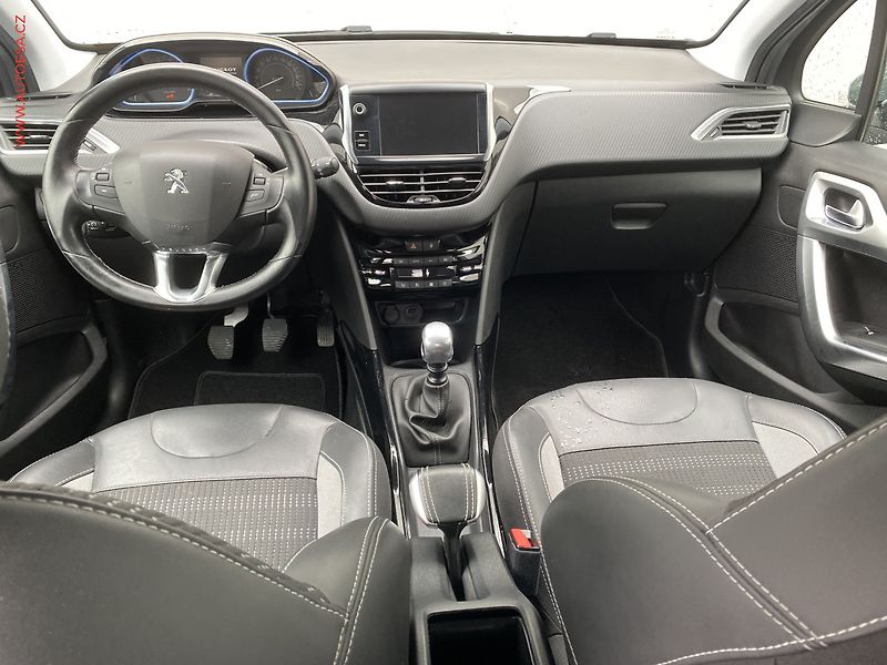 Peugeot 2008 (2019) 1.2 PT, Allure, kůže, navi - fotka 8 z 15