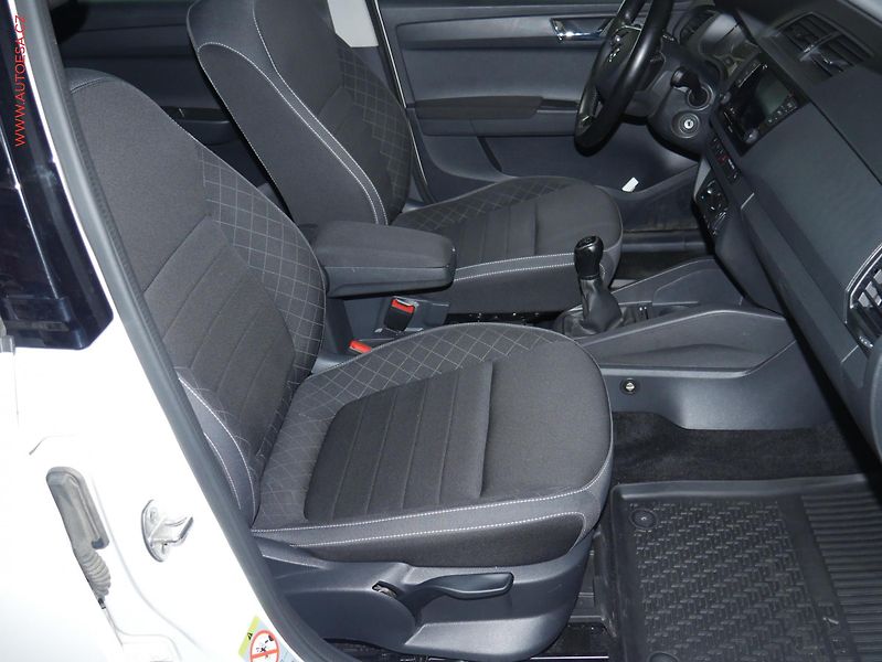 Škoda Fabia (2022) 1.0 TSi, ČR, Ambition, zámek - fotka 12 z 19