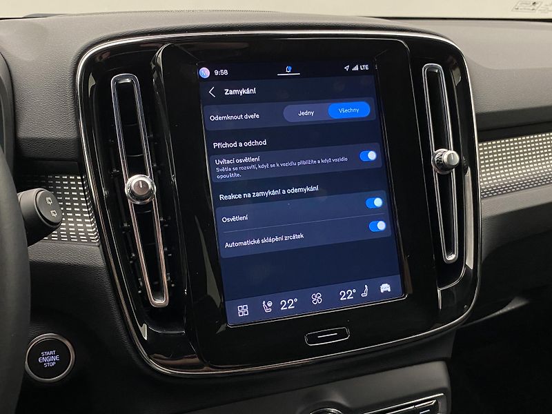 Volvo XC40 B4 AWD DARK PLUS AUT CZ - fotka 51 z 58