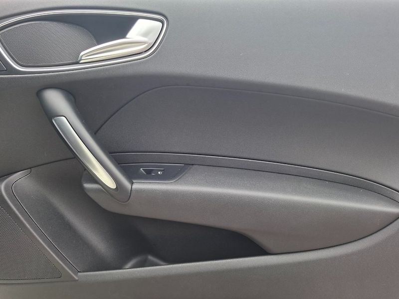 Audi A1 (2011) 1.2TFSi 63kW S-LINE -NOVÉ V ČR - fotka 17 z 34