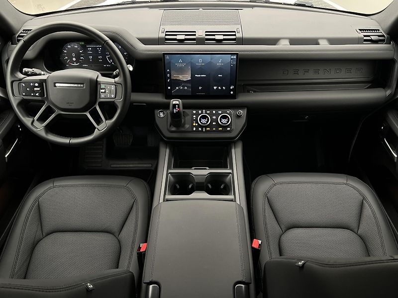 Land Rover Defender 110 D250 X-DYNAMIC SE 1. maj.  - fotka 2 z 47