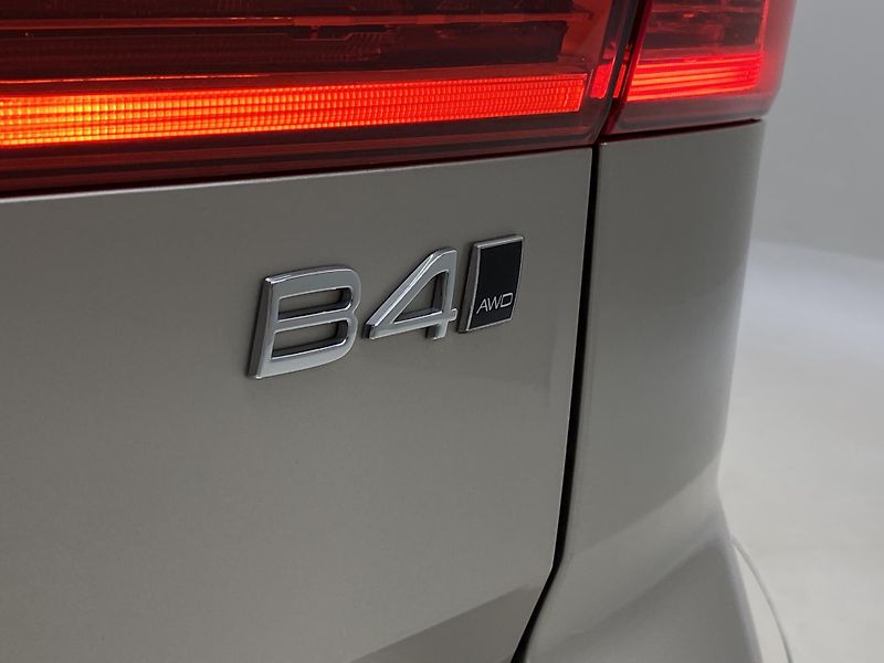 Volvo XC60 B4 AWD PLUS DARK AUT CZ 1.maj - fotka 34 z 57