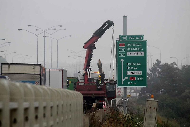Provoz a práce na rozšiřování D1 u Brna mezi 194. a 196. kilometrem.