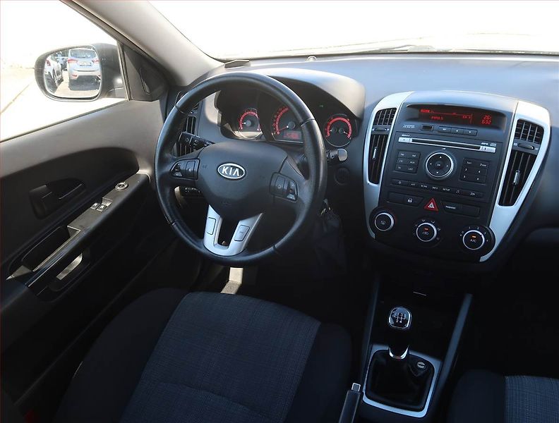 Kia Ceed (2012) 1.4 CVVT, Park. senzory - fotka 7 z 17