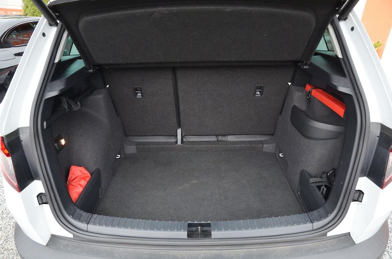 Škoda Karoq (2018) 1.6 TDi 85kW DSG STYLE /CANTON - fotka 37 z 41