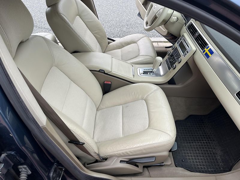 Volvo V70 2.4 D5 136 kW Automat - fotka 15 z 30