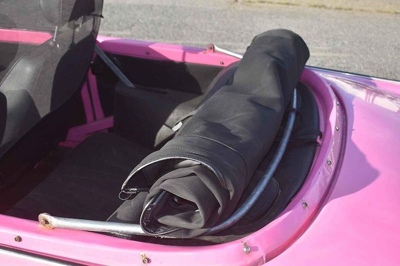 Trabant Cabrio, zejména v takovéto růžové barvě, budí zaslouženou pozornost.