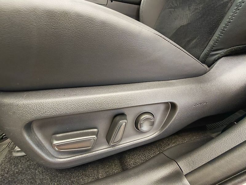 Toyota RAV4 2.5 Hybrid GR Sport 4WD e-CVT - fotka 17 z 47
