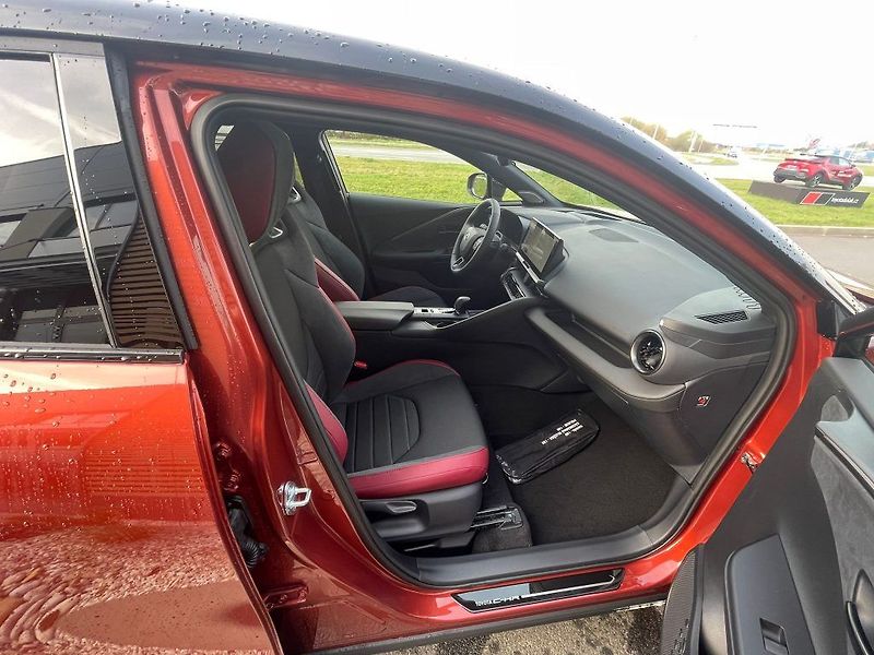 Toyota C-HR 2.0 Hybrid automat Tokio Editi - fotka 32 z 33