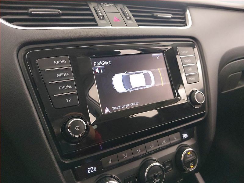 Škoda Octavia (2014) Elegance 1.4 TSI, Tempomat - fotka 19 z 19