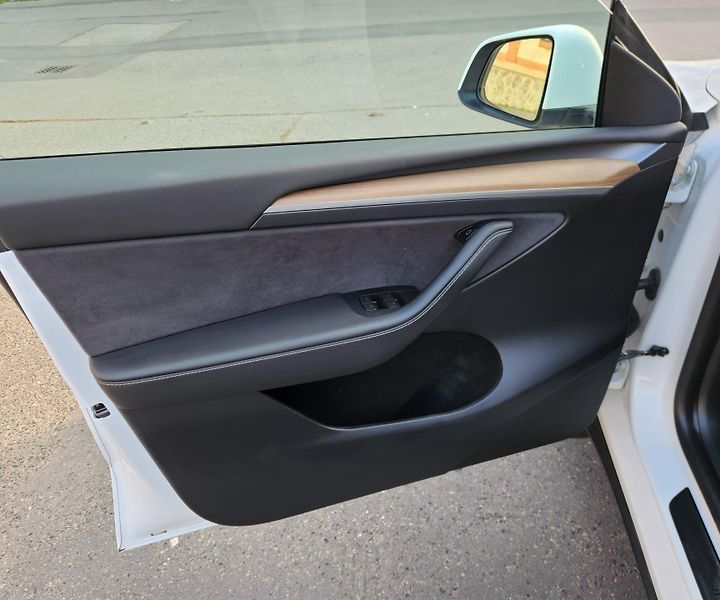 Tesla Model Y (2021) TEPELKO*ZÁRUKA*TAŽNÉ*AWD* - fotka 23 z 45