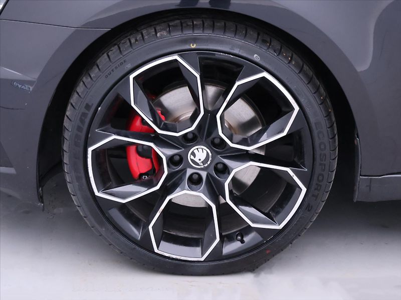 Škoda Octavia 2,0 TDI RS 4x4 DSG Virtual LED - fotka 36 z 43