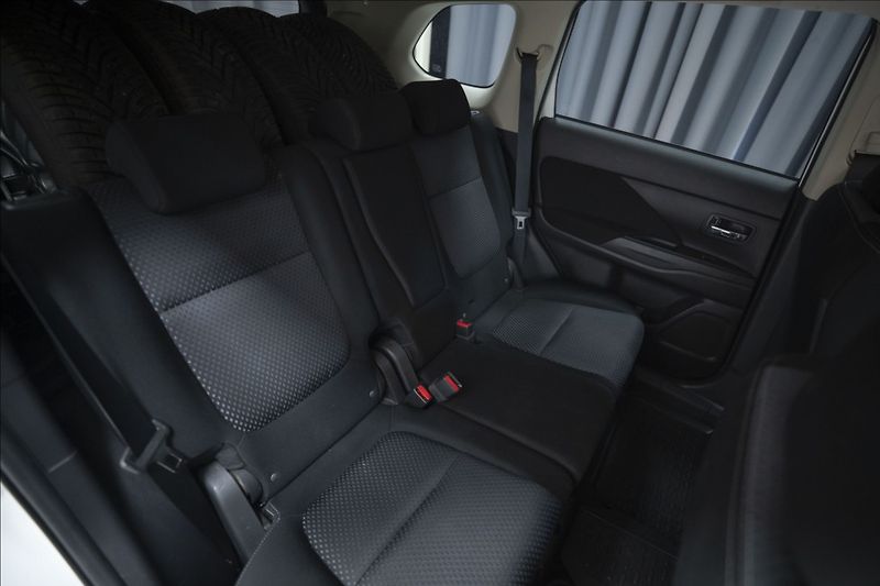 Mitsubishi Outlander 2,0 MIVEC AWD AT INTENSE ČR - fotka 11 z 33