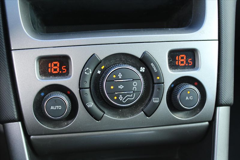 Peugeot 308 1.6VTi 88kW AUTOMAT 94000KM ČR - fotka 18 z 19