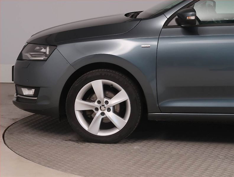 Škoda Rapid (2018) Spaceback 1.4 TDI, Xenony - fotka 14 z 16