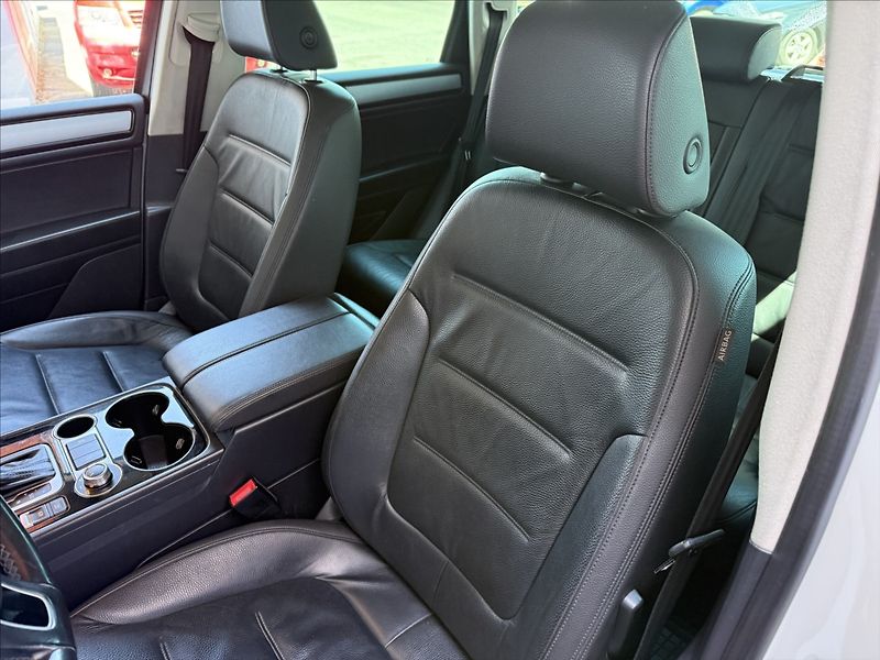 Volkswagen Touareg 3,0 TDI kůže,tažné,po servisu! - fotka 10 z 24
