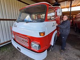 Hasičská plošina HKM 202 rozšířila nedávno vozový park brněnského Retro muzea Na statku. Lidé si při návštěvě mohou prohlédnout i další skvosty.