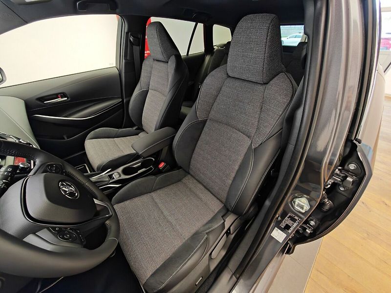 Toyota Corolla 1,8 Hybrid e-CVT Style - fotka 15 z 40