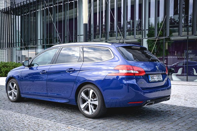 Peugeot 308 (2020) GT NAVI1.5 BlueHDi ČR 1MAJITEL - fotka 3 z 33