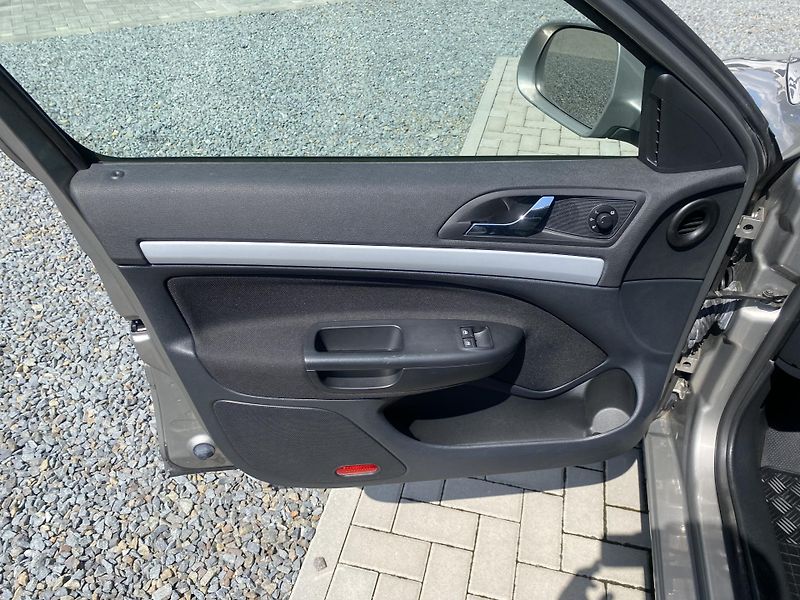 Škoda Octavia 1.6i 75kW - KLIMATIZACE - PDC - fotka 11 z 35