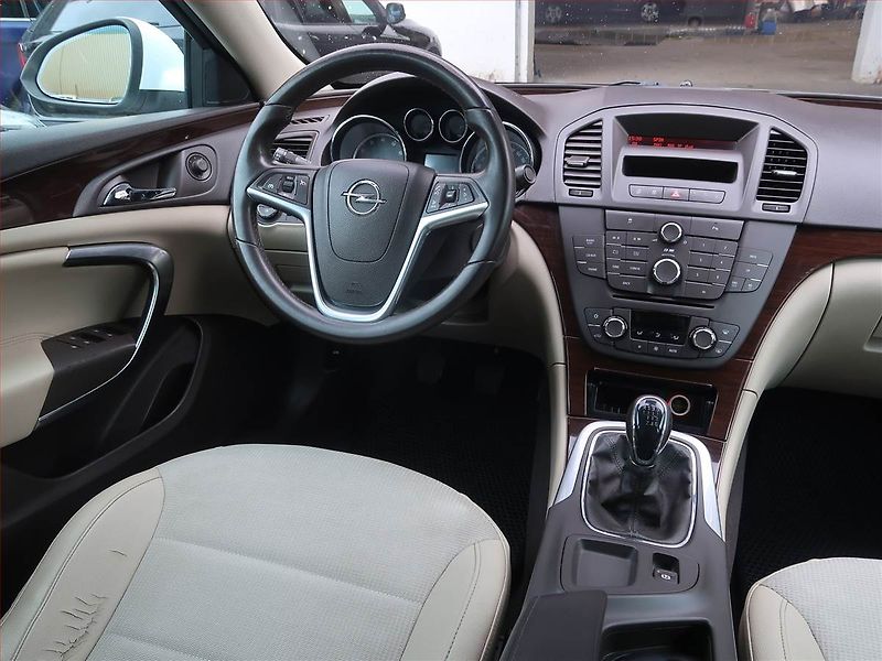 Opel Insignia (2010) 1.6 Turbo, Tempomat - fotka 7 z 13