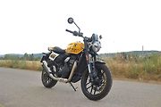 Lehká a kompaktní motorka nepřekypuje výkonem, o to víc dopřeje zábavy a radosti z jízdy.