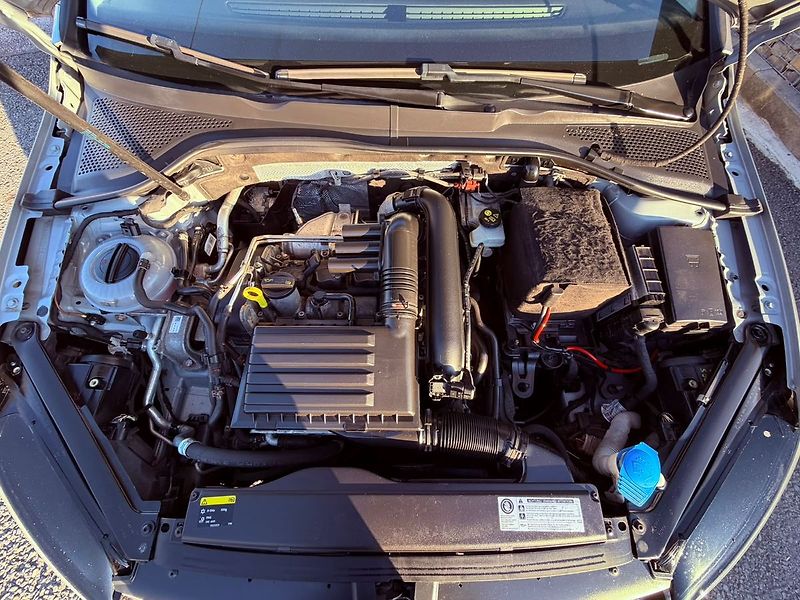 Volkswagen Golf 1.2 TSi Highline, ČR - fotka 23 z 24