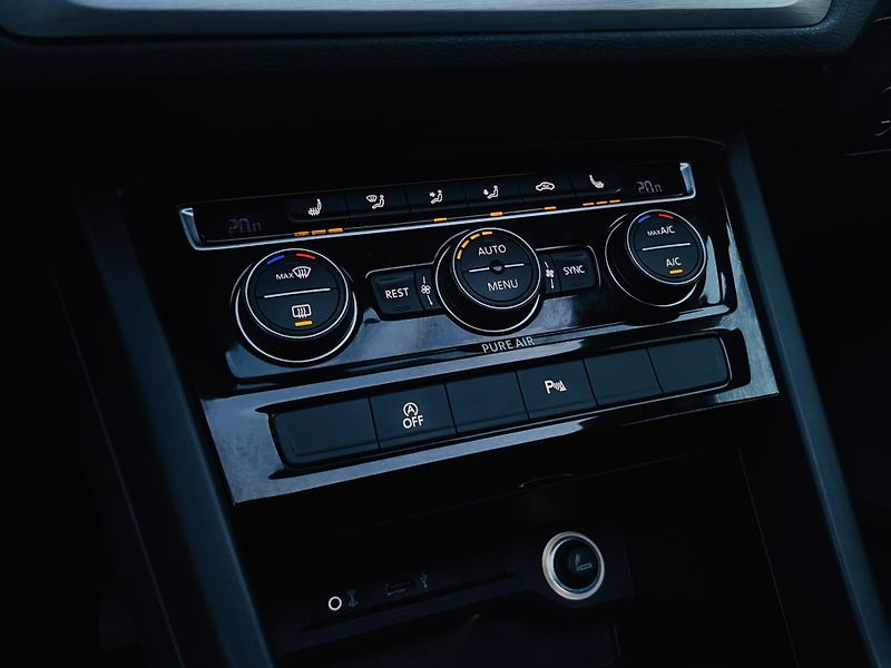 Volkswagen Touran 1.6TDI MANUÁL SERVISKA TAŽNÉ - fotka 35 z 44