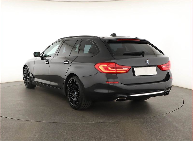 BMW Řada 5 (2018) Luxury Line 540i xDrive - fotka 4 z 20