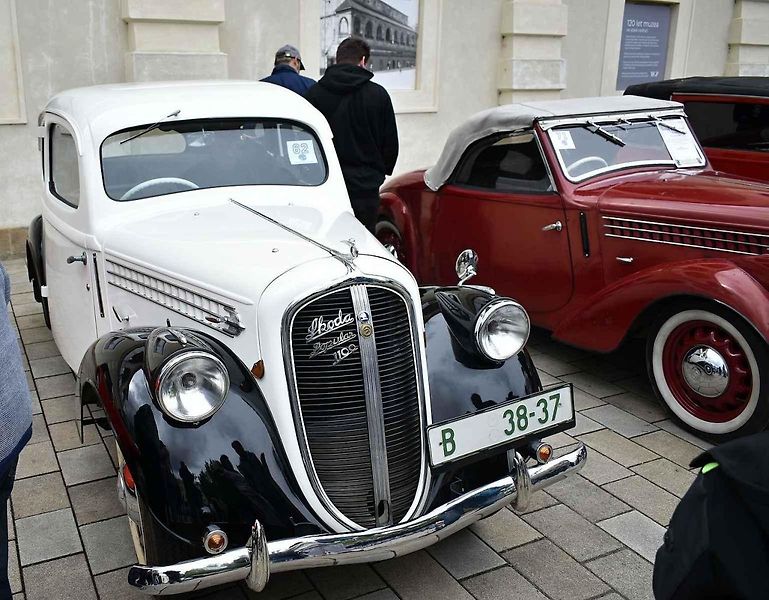 Tradiční sraz autoveteránistů na náměstí T. G. Masaryka v Prostějově. 18. května 2025