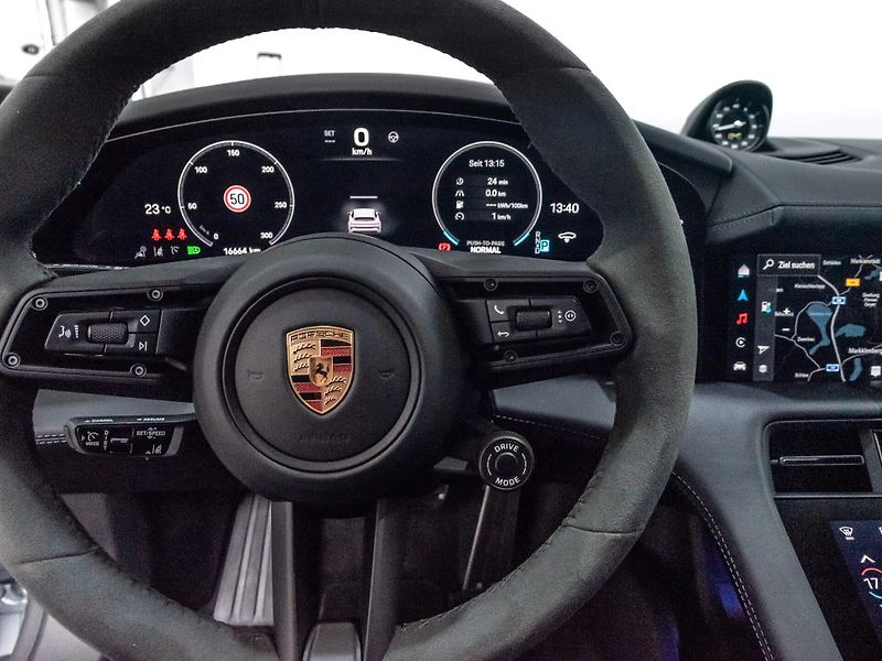 Porsche Taycan GTS Sport Turismo HuD Inno Ven - fotka 12 z 20