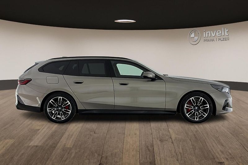 BMW Řada 5 540d xDrive Touring - fotka 2 z 24