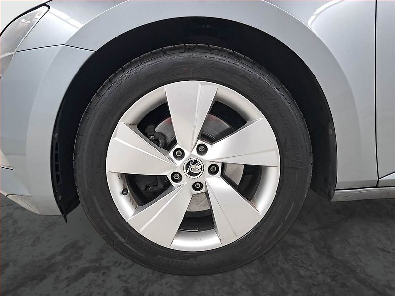 Škoda Superb (2015) 2.0 TDI, Navi, Bi-Xenony - fotka 15 z 19