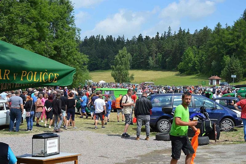 Sraz veteránů v Širokém Dole u Poličky.